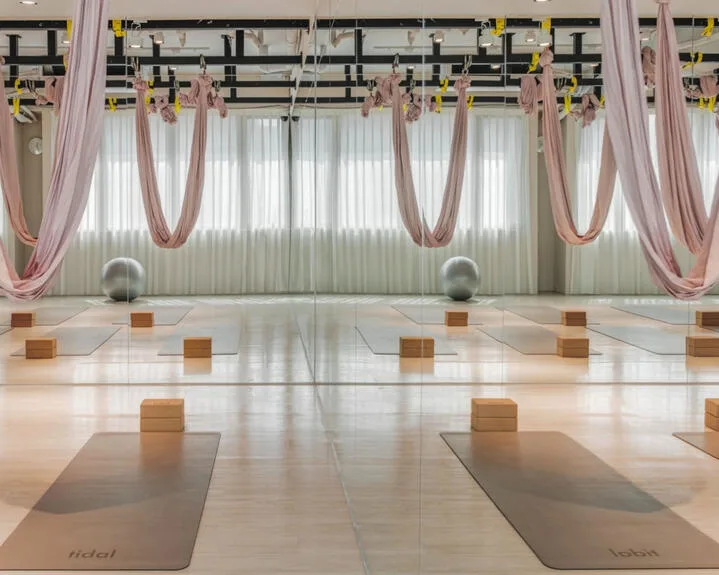 TIDAL Fitness 場館內進行跳箱訓練的課程情境