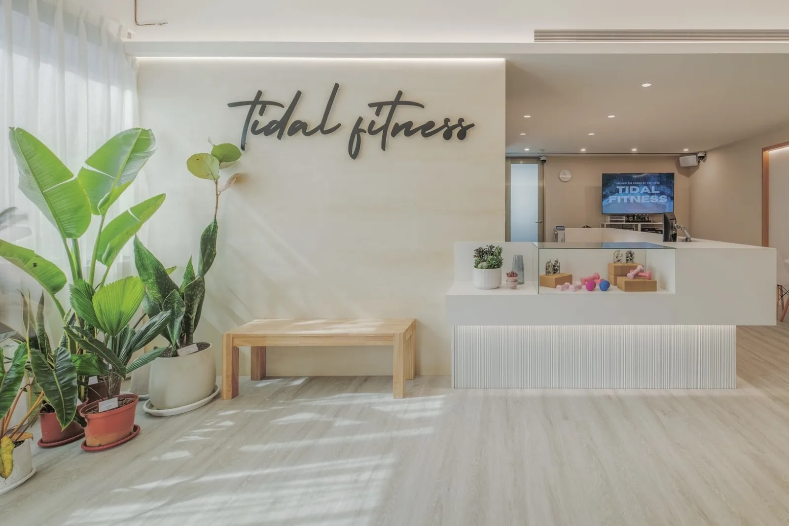 TIDAL Fitness 接待區與入口品牌牆