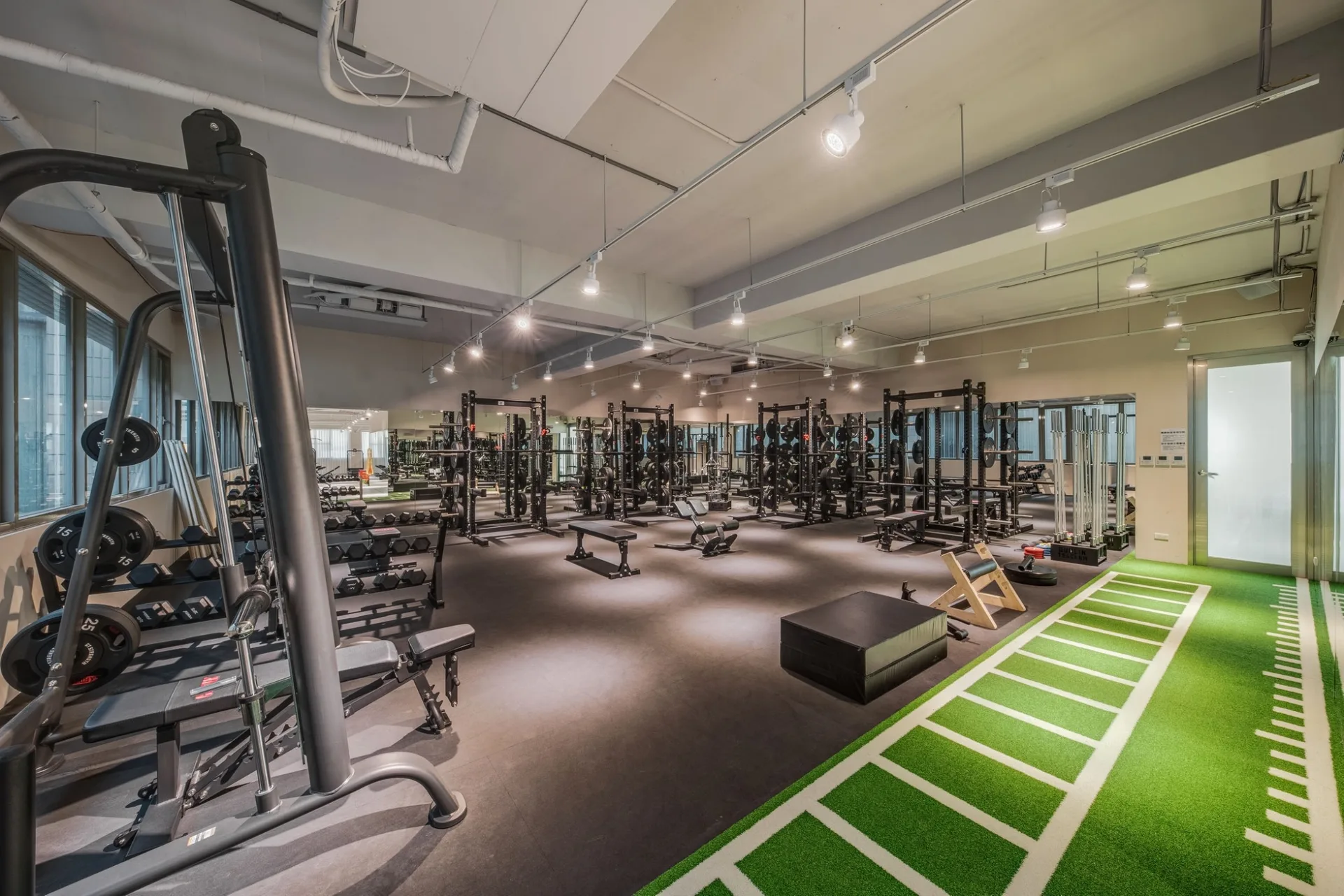 TIDAL Fitness 自由重量與啞鈴重訓區全景