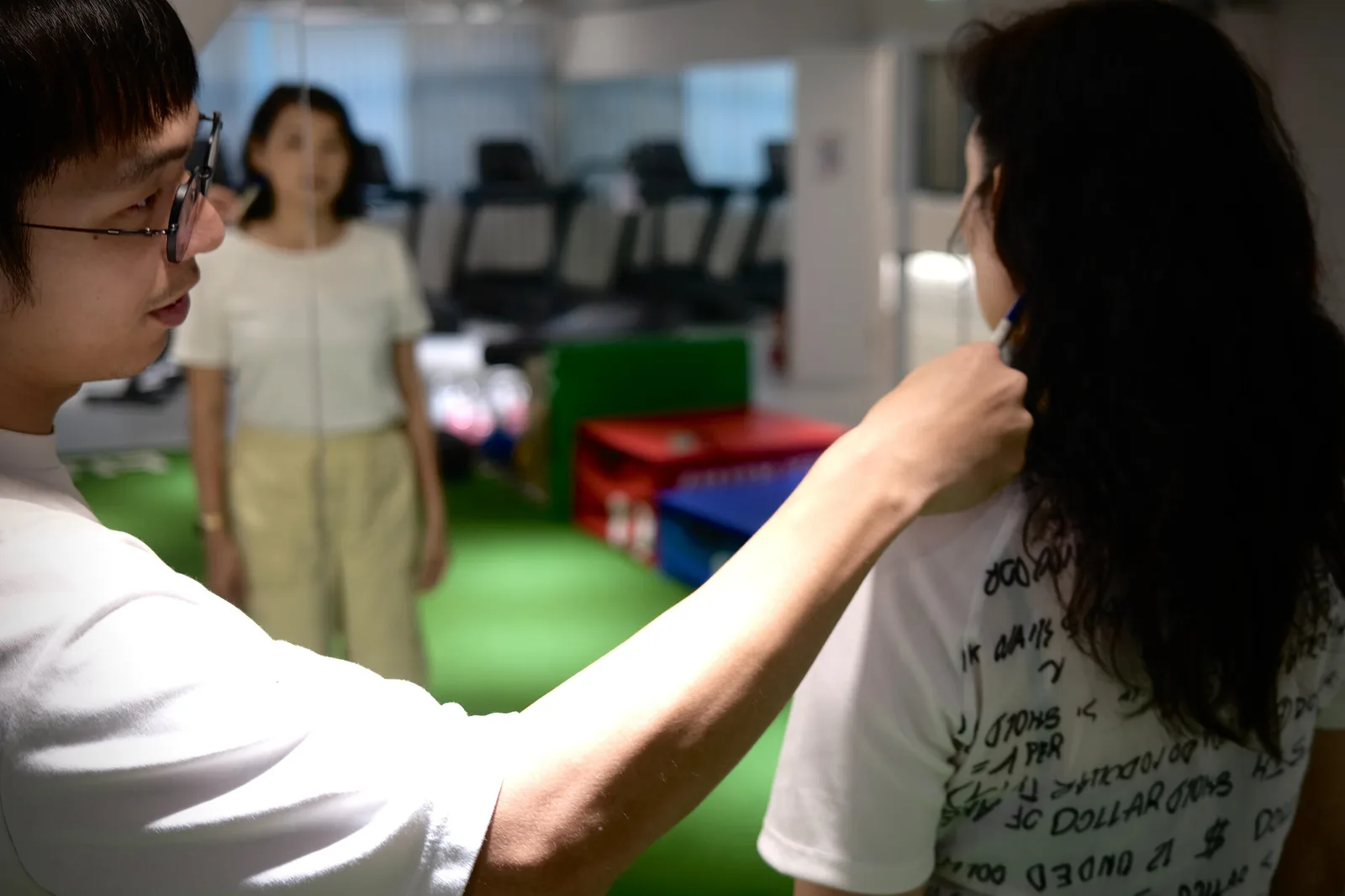 TIDAL Fitness 教練在場館內引導學員進行訓練觀察